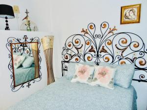 um quarto com uma cama azul e um espelho em Casa Olivia Fuerteventura em Costa de Antigua