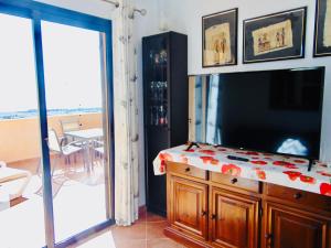 una camera da letto con un letto fiorito di Casa Olivia Fuerteventura a Costa de Antigua