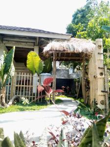 uma pequena casa com telhado de palha em Gubuk Baru Homestay em Tetebatu