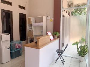 cocina con encimera y silla en una habitación en RedDoorz near FKIP UNTIRTA Serang en Banjar