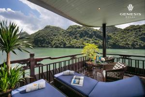 einen Balkon mit Blick auf das Wasser und die Berge in der Unterkunft Genesis Luxury Regal Cruises in Hạ Long