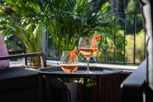 due bicchieri di vino seduti su un tavolo di KULA Comfort Rooms a Villach