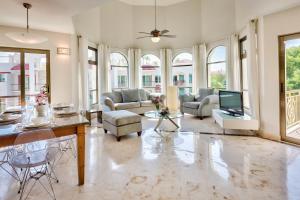 Et opholdsområde på Paseo Luxury Suites