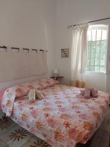 una camera da letto con un grande letto con due cuscini sopra di Villa Secchi bifamiliare sul mare IUNP4784 a Sorso