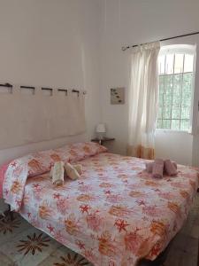 Un dormitorio con una cama grande con dos almohadas encima. en Villa Secchi bifamiliare sul mare IUNP4784, en Sorso
