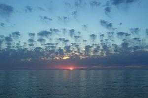 un cielo nuvoloso sull'oceano con un tramonto di Villa Secchi bifamiliare sul mare IUNP4784 a Sorso