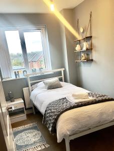 een kleine slaapkamer met een bed en een raam bij Abbot House in Manchester