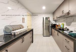 Virtuve vai virtuves zona naktsmītnē 16pax Bukit Bintang Pavilion/Fahrenheit/ Netflix