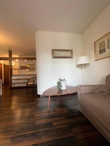sala de estar con cama y mesa. en Appartamento Malpigihi 40 en Arezzo
