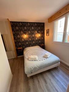 um quarto com uma cama com duas toalhas em Appartement « Le Mont Alba » em Perpignan
