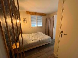 um quarto com uma cama e uma janela em Appartement « Le Mont Alba » em Perpignan