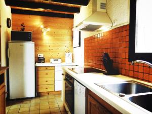 A kitchen or kitchenette at Chalet Le Remarquable, Crest Voland