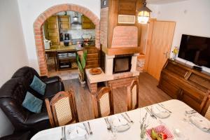 ein Wohnzimmer mit einem Tisch und einer Küche in der Unterkunft Budimberg Kuća za odmor s bazenom in Ludbreg