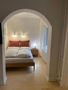 a bedroom with an archway with a bed and a window at Wohlfühlort in Felde bei Kiel in Felde