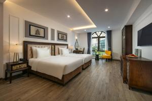 河內的住宿－Gloud Hotel，酒店客房设有两张床和电视。