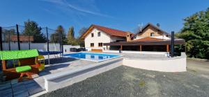 ein Haus mit Pool und Haus in der Unterkunft Budimberg Kuća za odmor s bazenom in Ludbreg