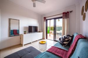 uma sala de estar com um sofá e uma televisão em Gaviota Real en Balcon del Mar em Costa Del Silencio