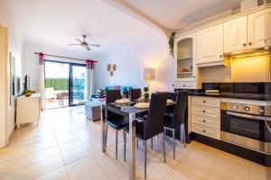 a kitchen and living room with a table and chairs at Gaviota Real en Balcon del Mar in Costa Del Silencio