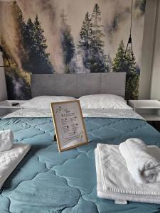 Un dormitorio con una cama con una foto. en Apartmani Drijen en Ravno