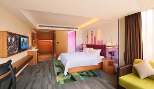 Giường trong phòng chung tại Hampton by Hilton Shanghai Hongqiao NECC