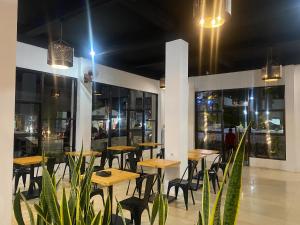 Urbanview Hotel Medio Inn Palu by RedDoorz في بالو: مجموعة طاولات وكراسي في مطعم