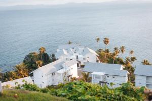 una casa blanca en una colina junto al océano en Saman - Paradise With A View - Vista Mare, en Santa Bárbara de Samaná