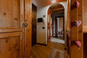um corredor de uma casa com um frigorífico em Casa di Beatrice em Ponte di Legno
