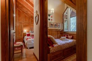 um quarto com uma cama e uma janela num quarto em Casa di Beatrice em Ponte di Legno