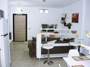 un soggiorno con divano e tavolo di Apartament Sunny Holiday a Mamaia Nord - Năvodari