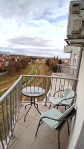 eine Terrasse mit 2 Stühlen und einem Tisch auf dem Balkon in der Unterkunft WING 3 apartman ,,BC ,, in Jagodina