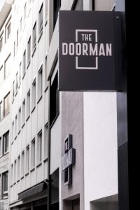 Um certificado, prêmio, placa ou outro documento exibido em The Doorman Goethe Frankfurt am Main