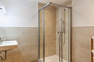 La salle de bains est pourvue d'une douche et d'un lavabo. dans l'établissement Apartement Bens Auszeit Top 6, à Umhausen