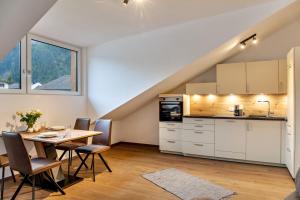 Il comprend une cuisine et une salle à manger avec une table. dans l'établissement Apartement Bens Auszeit Top 6, à Umhausen