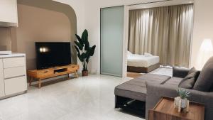 - un salon avec un canapé et une télévision dans l'établissement Quill Premier Suites Kuala Lumpur, à Kuala Lumpur