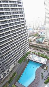 an aerial view of a large building with a swimming pool at Lovely Fame7Roses in Manila