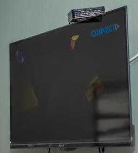 a flat screen tv with the comcast logo on it at Arecavilla guesthouse in Newcastle