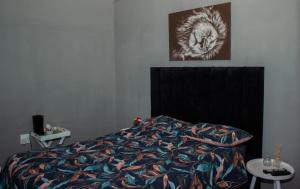 新堡的住宿－Arecavilla guesthouse，一间卧室配有一张黑色床头板的床