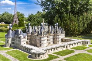 Appart moderne tout confort La Clef d'Élancourt في إيلانكورت: نموذج للقلعة مع برج ايفل