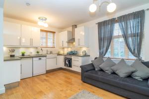 ein Wohnzimmer mit einem Sofa und einer Küche in der Unterkunft Location! 2 bed/2bath - Pro Host in London