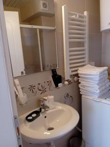 y baño con lavabo y espejo. en WING 3 apartman ,,BC ,, en Jagodina