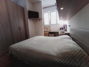 モデナにあるAlcova Nicolò Biondoのベッドルーム(白いベッド1台、窓付)