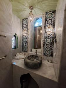 Un baño de Dar Al Kounouz