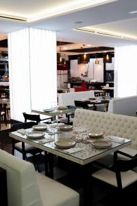 a dining room with a table and chairs at Hotel Benetusser in Benetúser