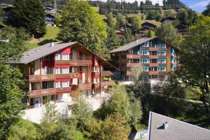 een luchtzicht op een resortgebouw in de bergen bij Reka-Feriendorf Hasliberg in Hasliberg