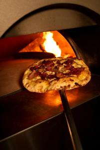 Dos pizzas están siendo cocinadas en un horno en Hotel Benetusser en Benetúser