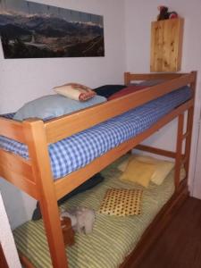 Poschodová posteľ alebo postele v izbe v ubytovaní Studio centre Sauze avec Balcon G Chaume A 125