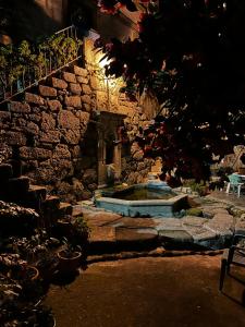 un edificio de piedra con una fuente en un patio en Casa da Vila - Apartamento duplex, en Alpedrinha