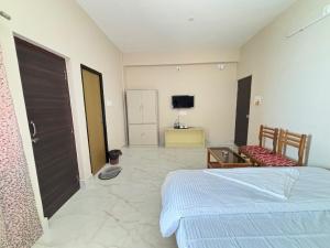 ICHHAMATI HOTEL AND RESTAURANT في Hāsnābād: غرفة نوم بسرير وولد على الأرض