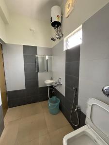 y baño con lavabo y aseo. en ICHHAMATI HOTEL AND RESTAURANT, en Hāsnābād