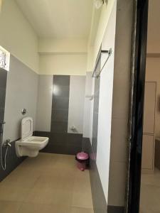 y baño con aseo, lavabo y ducha. en ICHHAMATI HOTEL AND RESTAURANT, en Hāsnābād